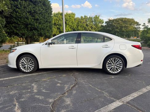 Used 2014 Lexus ES 350 w/ Ultra Luxury Package FWD image 4
