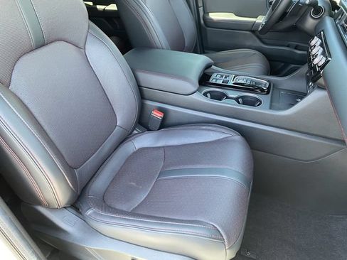 Certified 2025 Honda Pilot Black Edition image 9
