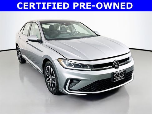 Used 2025 Volkswagen Jetta SE image 1