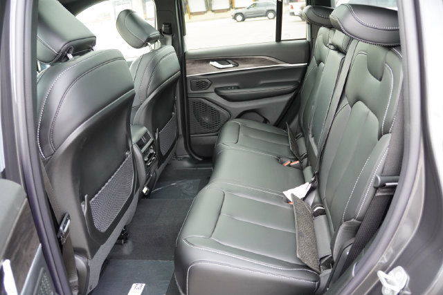 New 2026 Jeep Grand Cherokee Limited w/ Limited Altitude Package AWD/4WD image 11