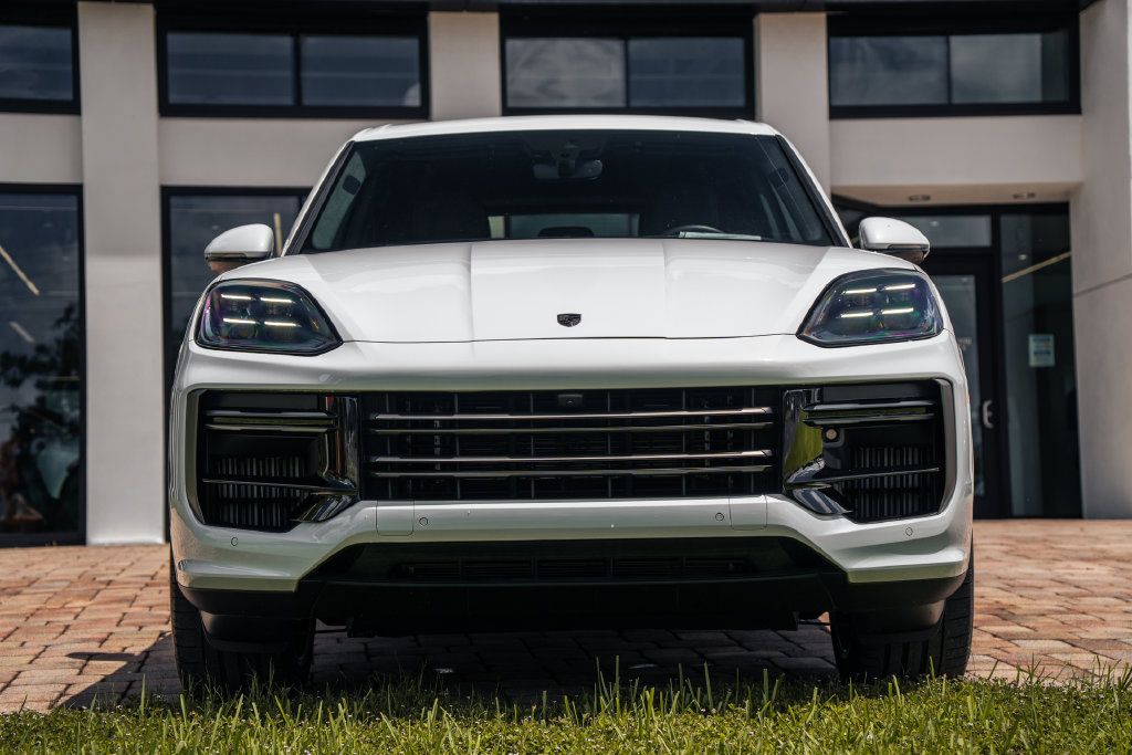 Used 2025 Porsche Cayenne Turbo AWD/4WD image 8