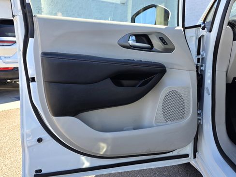 Used 2023 Chrysler Pacifica Touring-L image 11