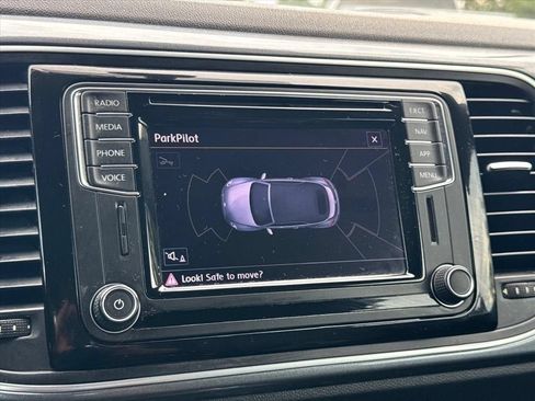 Used 2019 Volkswagen Beetle 2.0T SE FWD image 21