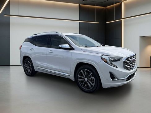 Used 2020 GMC Terrain Denali w/ Denali Premium Package FWD image 8