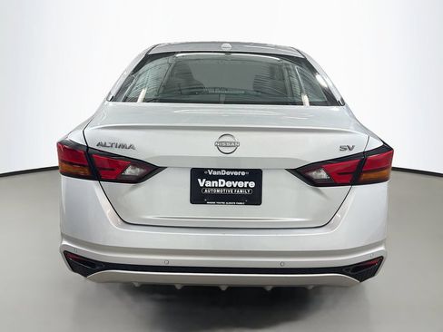 Used 2024 Nissan Altima 2.5 SV FWD image 8
