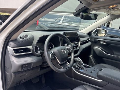 Used 2025 Toyota Highlander XLE FWD image 12