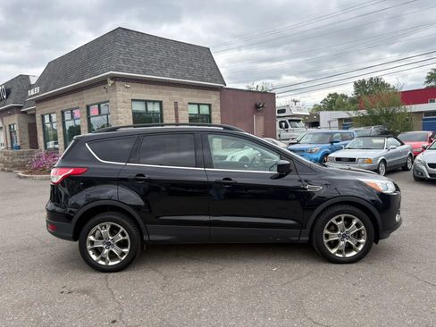 Used 2016 Ford Escape SE w/ Equipment Group 201A AWD/4WD image 4