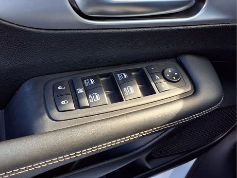 Used 2025 Chrysler Pacifica Limited image 18