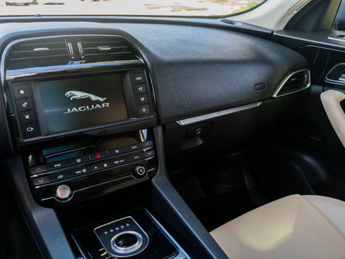 Used 2017 Jaguar F-PACE Premium image 58