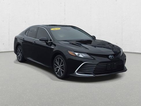 Used 2021 Toyota Camry XLE w/ Navigation Upgrade Package image 3