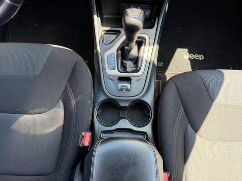 Used 2016 Jeep Cherokee Latitude FWD image 23