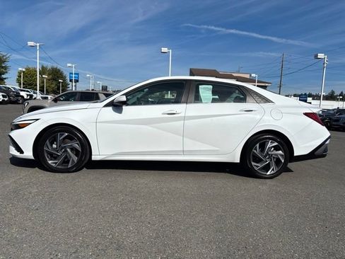 Used 2025 Hyundai Elantra SEL FWD image 2