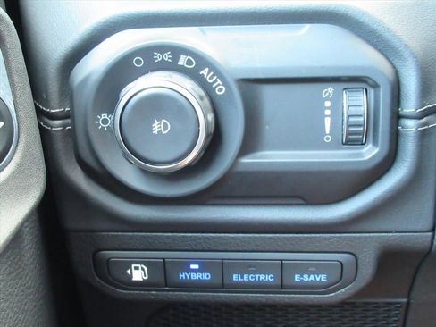 Used 2025 Jeep Wrangler Unlimited Sahara w/ Safety Group AWD/4WD image 22