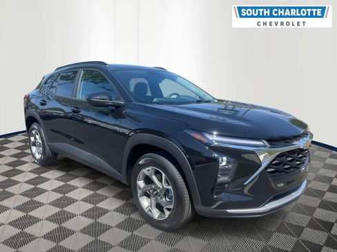 Used 2025 Chevrolet Trax LT w/ LT Convenience Package FWD image 3
