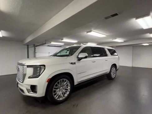 Certified 2023 GMC Yukon XL Denali w/ Denali Reserve Package AWD/4WD image 4