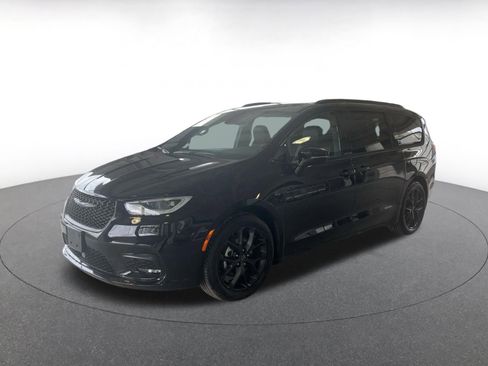 Used 2025 Chrysler Pacifica Limited image 7