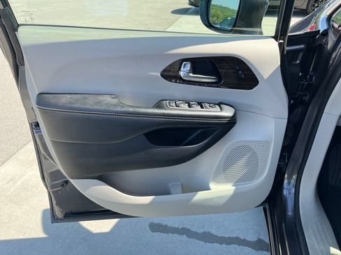 Used 2022 Chrysler Pacifica Limited FWD image 6