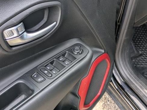 Used 2017 Jeep Renegade Trailhawk AWD/4WD image 6