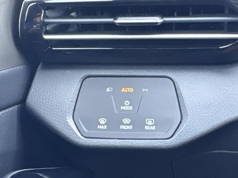 Certified 2025 Volkswagen ID.4 Pro AWD/4WD image 22