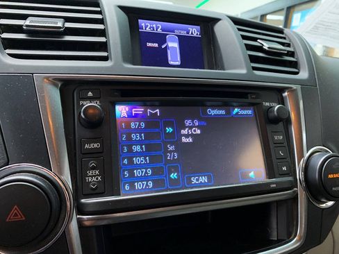 Used 2013 Toyota Highlander Plus FWD image 16