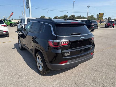 Used 2024 Jeep Compass Latitude AWD/4WD image 4
