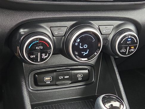 Used 2025 Hyundai Venue SEL FWD image 19