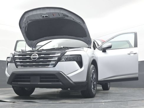Used 2025 Nissan Rogue SV FWD image 45