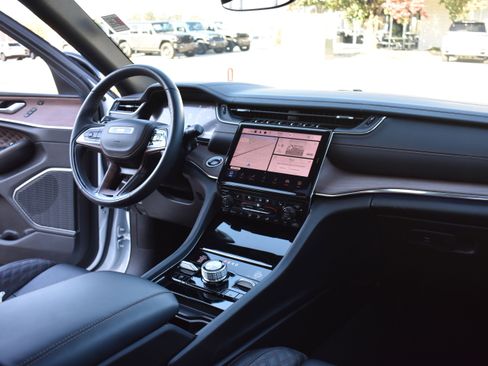 Used 2025 Jeep Grand Cherokee Summit image 32