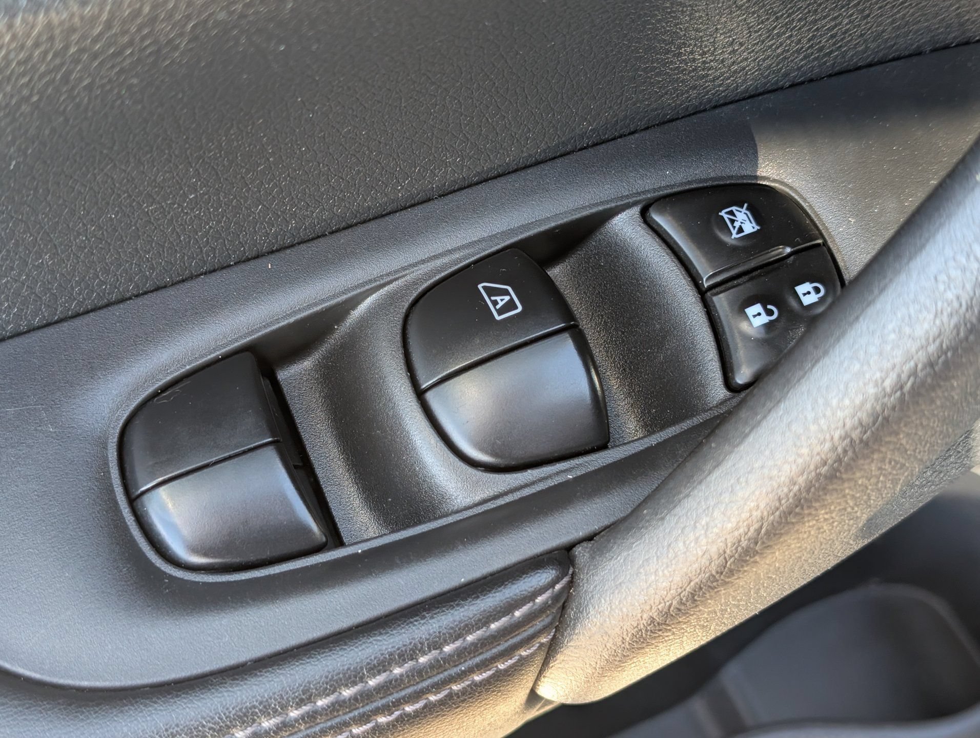 Used 2020 Nissan Rogue SV FWD image 19