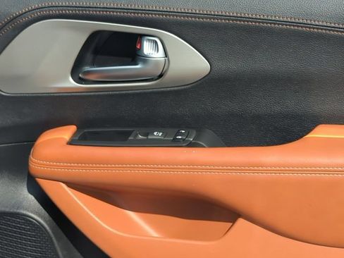 Used 2024 Chrysler Pacifica Pinnacle FWD image 29