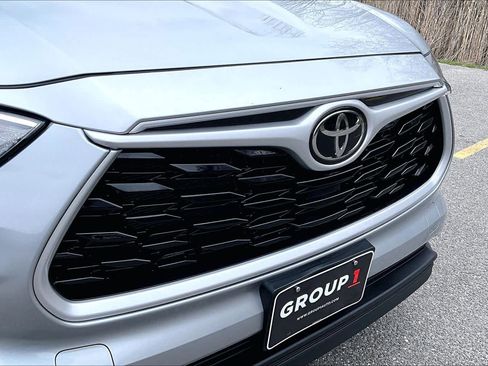 Used 2023 Toyota Highlander XLE AWD/4WD image 31