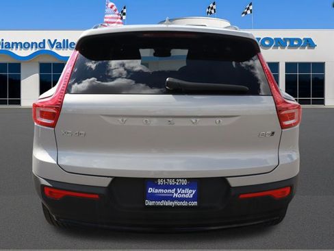 Used 2024 Volvo XC40 B5 Core image 5