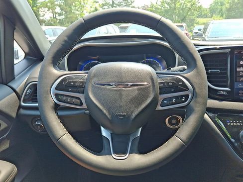 Used 2025 Chrysler Pacifica Select FWD image 8