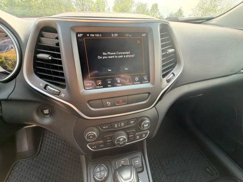 Used 2019 Jeep Cherokee Trailhawk AWD/4WD image 20