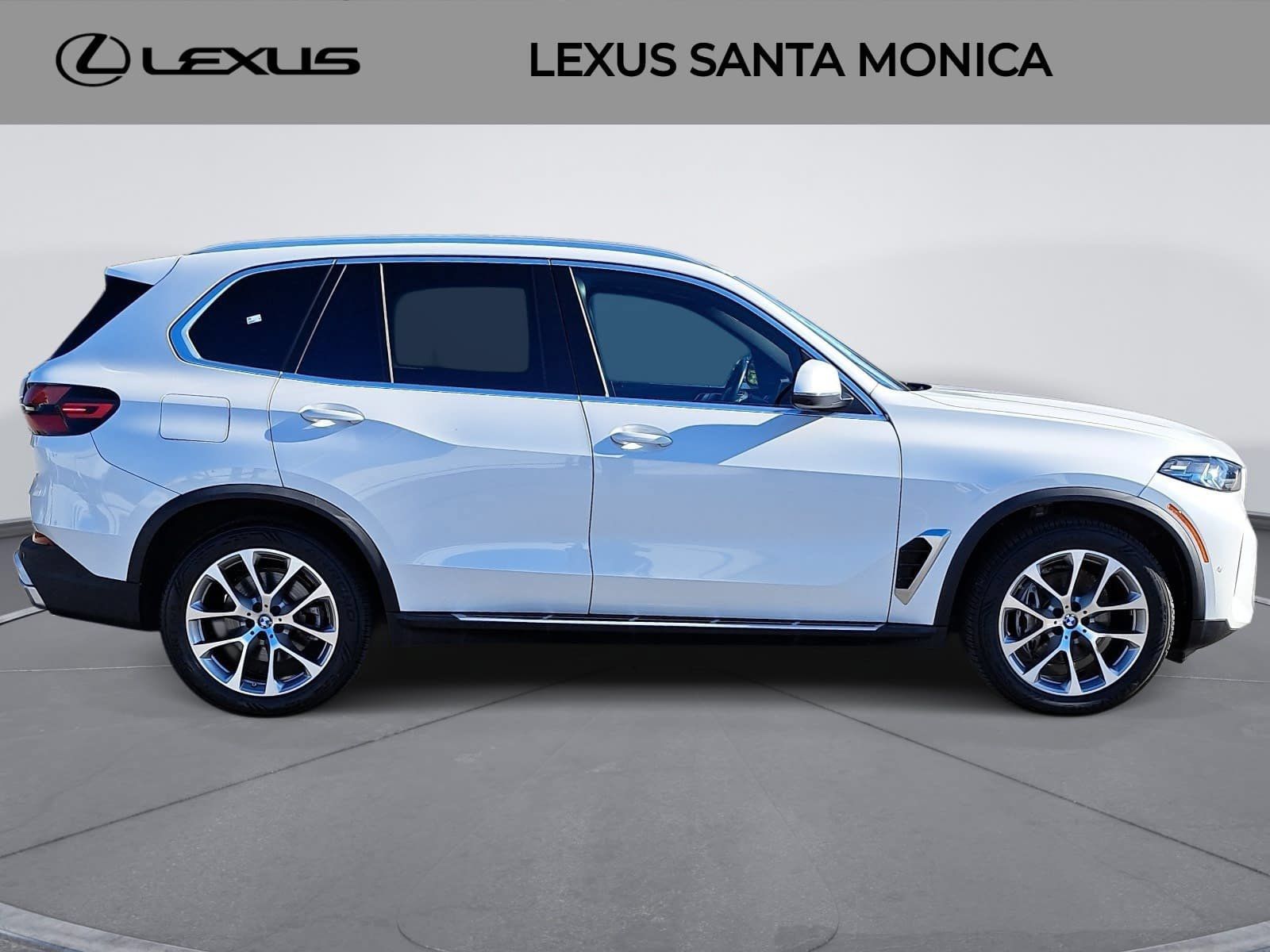 Used 2024 BMW X5 xDrive40i w/ Premium Package AWD/4WD image 4