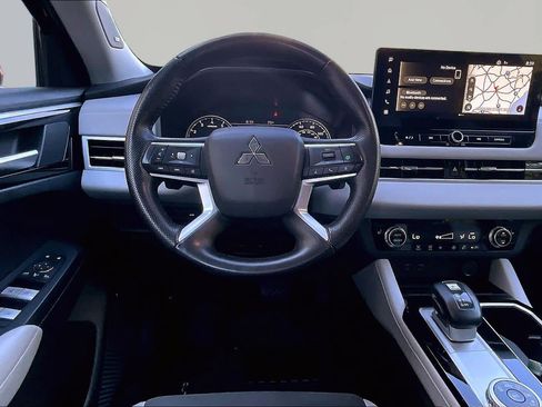 Used 2025 Mitsubishi Outlander SE FWD image 6