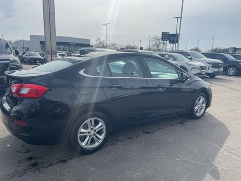 Used 2018 Chevrolet Cruze LT w/ Convenience Package image 2