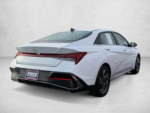 Used 2024 Hyundai Elantra Limited image 3