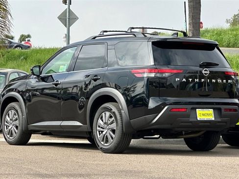 Used 2025 Nissan Pathfinder SV image 8
