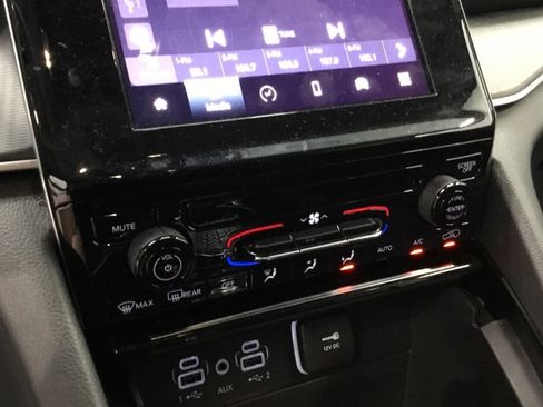 Used 2023 Jeep Grand Cherokee Laredo AWD/4WD image 17