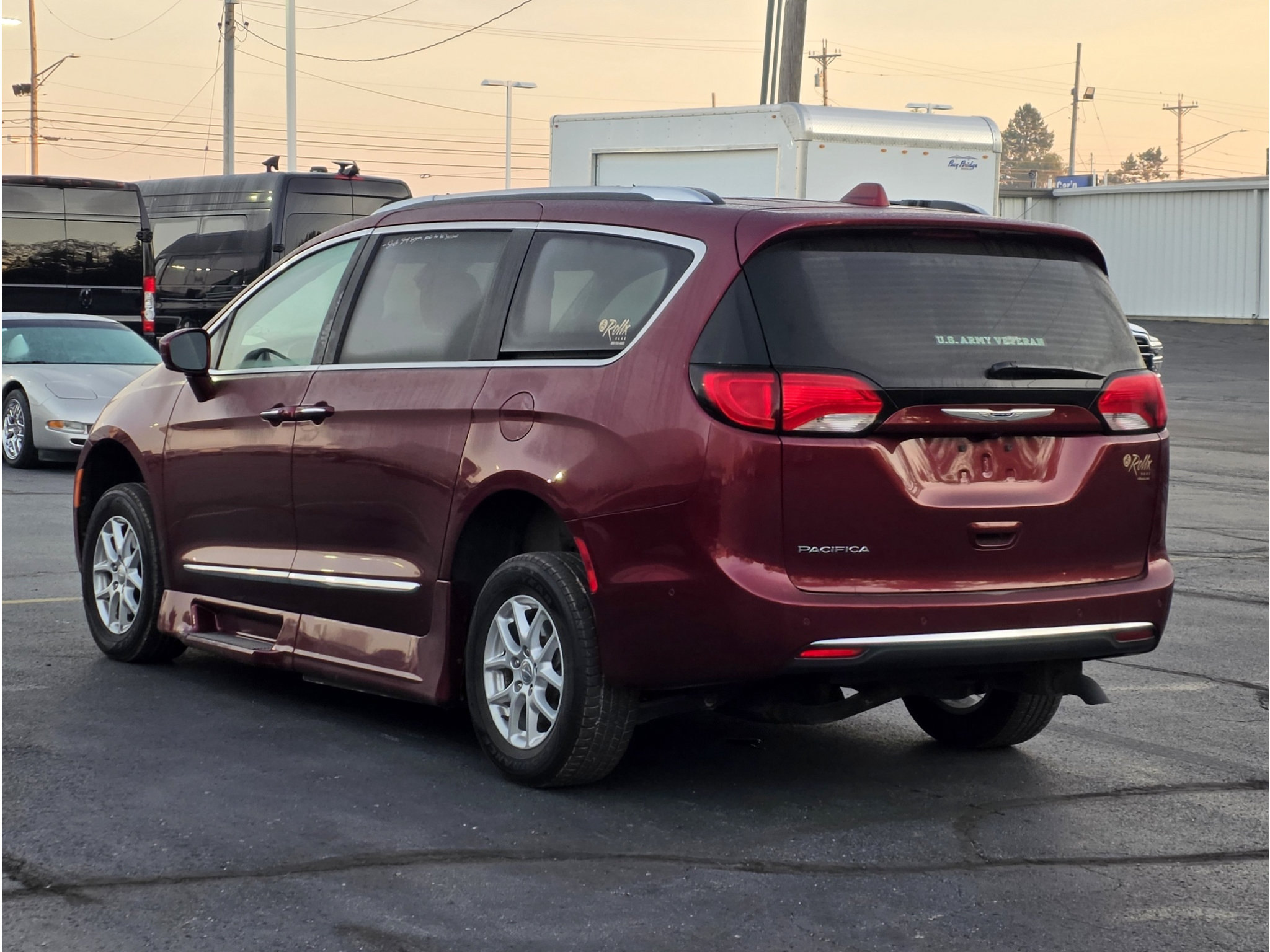 Used 2020 Chrysler Pacifica Touring-L w/ Advanced Safetytec Group FWD image 4
