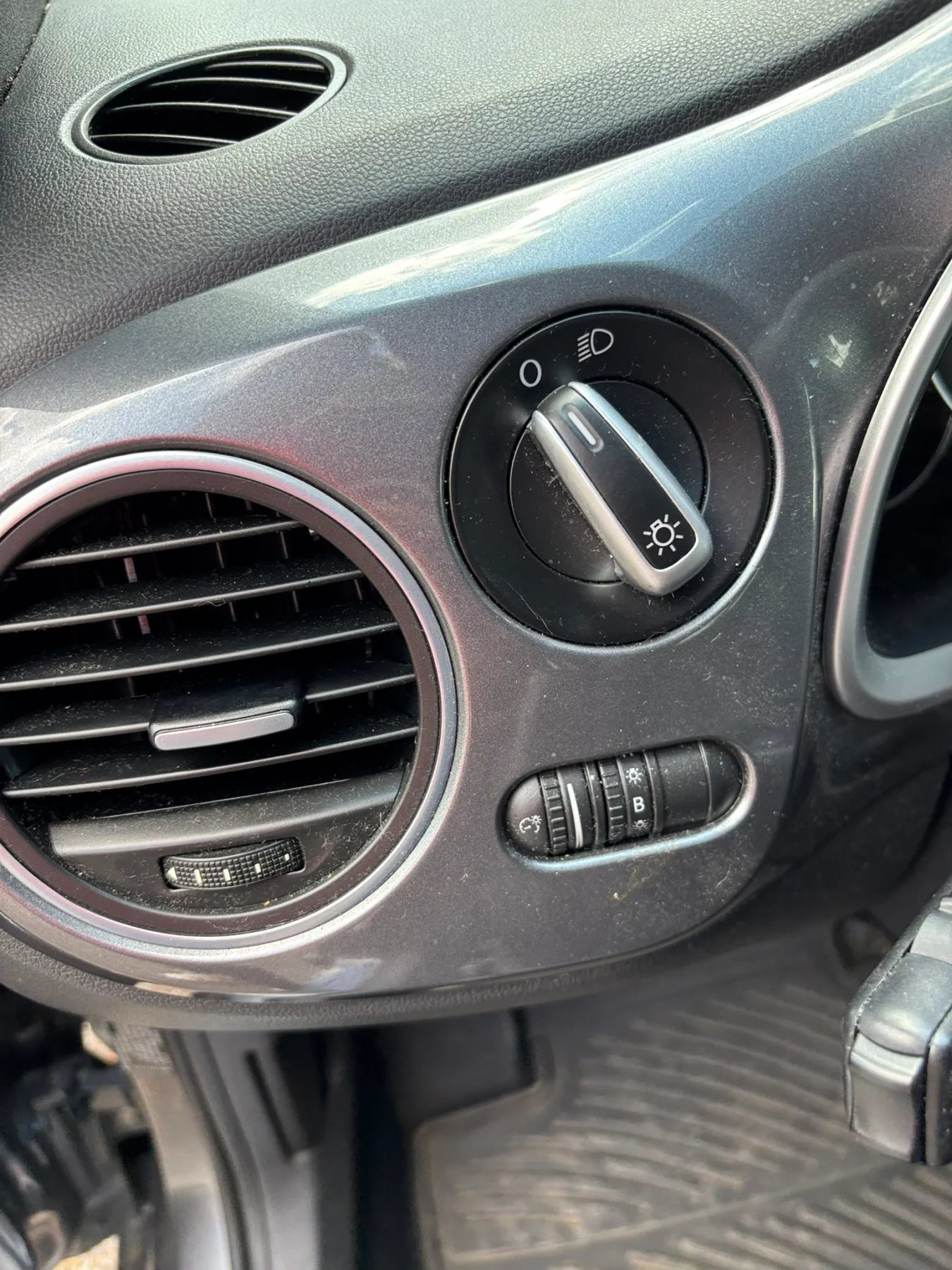 Used 2013 Volkswagen Beetle 2.5 FWD image 12