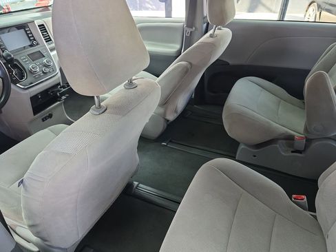Used 2019 Toyota Sienna L w/ Carpet Mat Package image 17