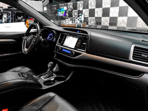 Used 2018 Toyota Highlander XLE FWD image 15
