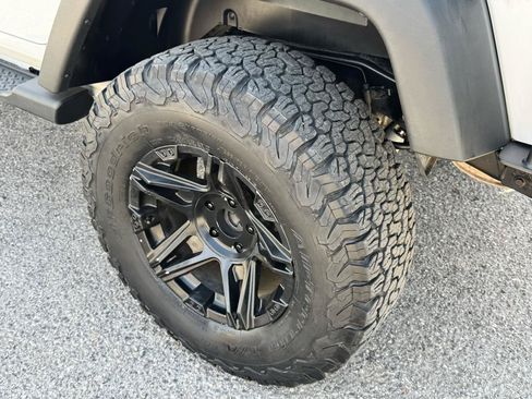 Used 2011 Jeep Wrangler Unlimited Rubicon w/ Connectivity Group AWD/4WD image 11
