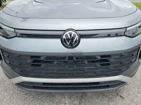 Used 2025 Volkswagen Tiguan SE FWD image 18