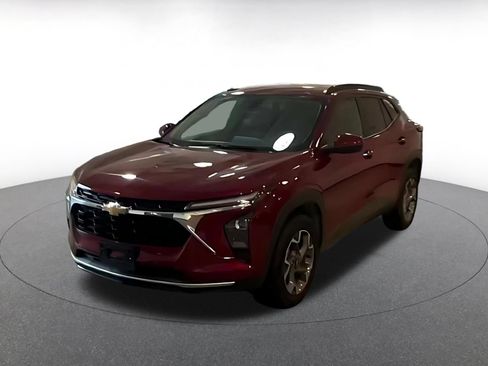 Used 2025 Chevrolet Trax LT FWD image 4
