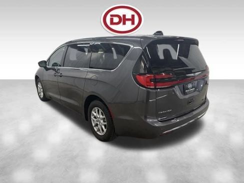 Used 2023 Chrysler Pacifica Touring-L FWD image 10