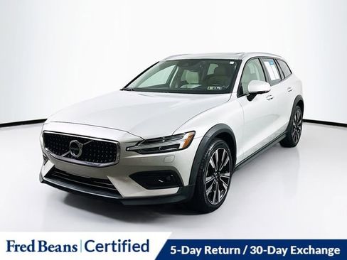 Used 2022 Volvo V60 T5 Cross Country w/ Advanced Package image 3