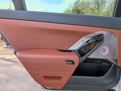 Certified 2023 BMW 760i xDrive w/ Executive Package image 38